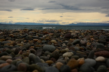 Piedras en la playa en Lago Buenos Aires, Patagonia Argentina