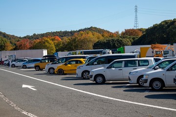 Fototapeta na wymiar 高速道路のサービスエリアの駐車場