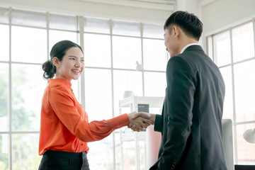 Obraz premium Business people shaking hands in office