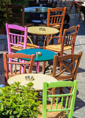 Kolorowe stoliki restauracyjne w Grecji - obrazy, fototapety, plakaty