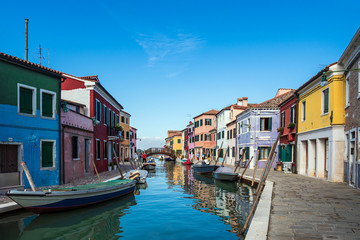 Bunte Gebäude auf der Insel Burano bei Venedig, Italien