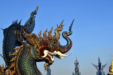Fototapeta na wymiar chinese dragon on the roof of thai temple