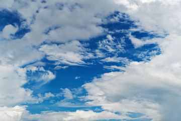 Obraz premium Blue sky background with tiny clouds