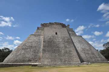 Fototapeta na wymiar Pyramide maya à Uxmal, Mexique