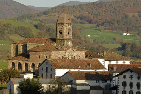 Vista parcial de la localidad navarra de Ziga en el valle de Bazt&aacute;n