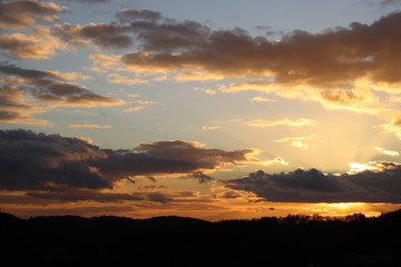 Obraz premium wolkiger Sonnenuntergang über Oberfranken