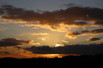 Fototapeta na wymiar wolkiger Sonnenuntergang über Oberfranken