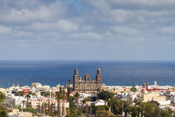 Fototapeta na wymiar Espectaculares vistas de la catedral Santa Ana en Las Palmas de Gran Canaria