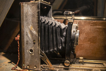An old, folding, plate-shaped camera with a frame size of 9 × 12 cm. Central shutter
