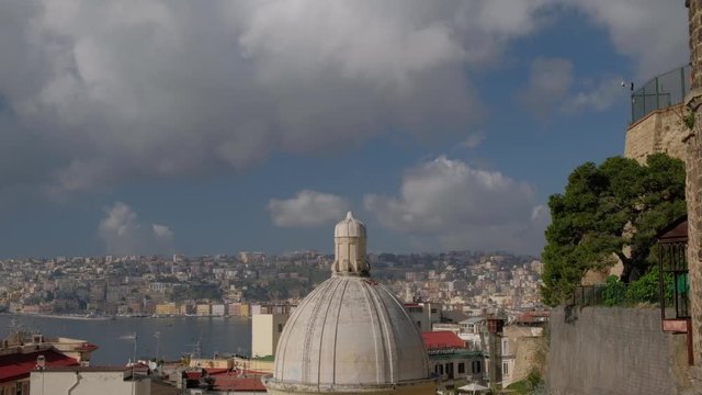 N&aacute;poles. C&uacute;pula y vuelo de gaviota. Campania, Italia, Europa. 