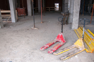 Hydraulic trolley for transporting goods at the construction site