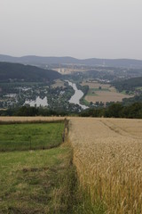 Fototapeta na wymiar Weser Fluss Gebierge und Felder um die Weser