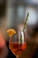 Aperol Spritz Mischgetränk Cocktail mit Orange und Strohalm