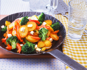 Gebratenes gemüse mit mozzarella in einer Bratpfanne