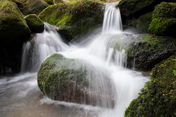 Fototapeta na wymiar kleiner Wasserfall
