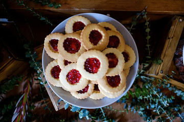 Galletas hechas a mano con frutas y chocolate