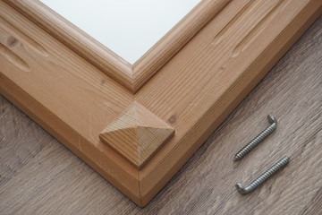 Holz mit Spiegel und Schrauben Aufhänger