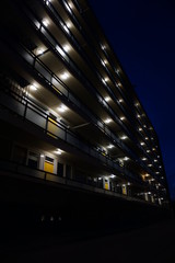 Hochhaus bei Nacht mit Lichtern