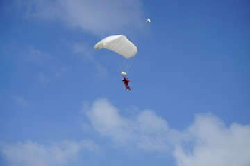 Fallschirmspringer vor Landung mit Fallschirm