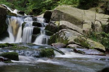 Naklejka na ściany i meble Bodewasserfälle Bachlauf mit kleinen Wasserfällen im Nationalpark Harz