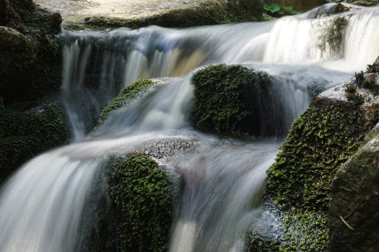 Bodewasserf&auml;lle Bachlauf mit kleinen Wasserf&auml;llen im Nationalpark Harz