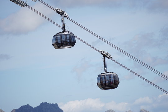 Seilbahn mit Gondeln Kabinenseilbahn Kabinenbahn