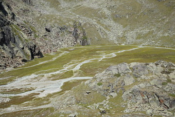 grüne Berglandschaft in den Alpen Ötztal