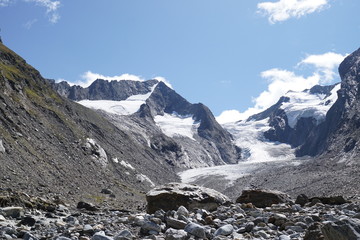 Fototapeta na wymiar Berglandschaften mit Schnee und Steinen