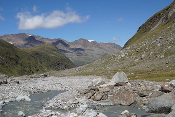Fototapeta na wymiar Wasserlauf durch Steinigen Berg