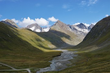 Fototapeta na wymiar Bachlauf Wasserlauf durch Bergtal