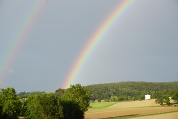 Regenbogen &uuml;ber Getreidefeld