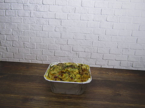 Schotel Makaronilåda  Makaronipudding  Makaronilaatikko Mac N Cheese With Elbow Macaroni Pasta Cheesy Cream, Sausage Minced Beef Meat Cornet, Parsley Chive Garnish  Baking Dish Classic Style Cuisine 