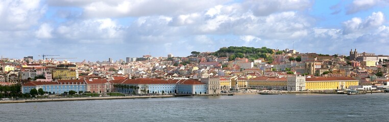 Fototapeta na wymiar Holiday markers exploring the historic Lisbon
