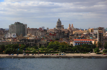 Fototapeta na wymiar Colorful views, architecture, buildings, ocean, in Havana, Cuba