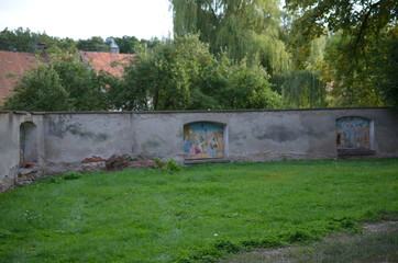 Fototapeta na wymiar Stacje drogi krzyżowej jezusa - na murze okalającym kościół w mściwojowie, Dolny Śląsk, Polska