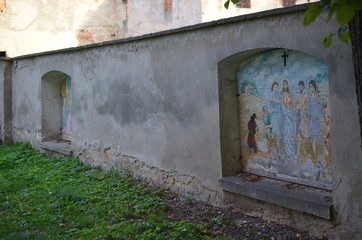 Stacje drogi krzyżowej jezusa - na murze okalającym kościół w mściwojowie, Dolny Śląsk, Polska