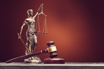 Statue of the lady of justice with scales and wooden gavel - obrazy, fototapety, plakaty