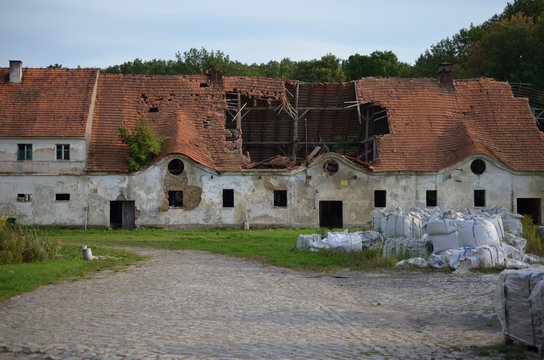Mściwoj&oacute;w, zniszczone zabudowania zespołu pałacowego, Dolny Śląsk, Polska