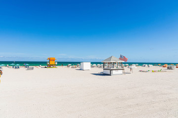 Obraz premium Beautiful landscape view of Miami South Beach coast line. Sand beach, Atlantic Ocean, people on blue sky background. USA. Miami Beach. 