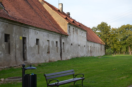 Mściwoj&oacute;w, zniszczone zabudowania zespołu pałacowego, Dolny Śląsk, Polska