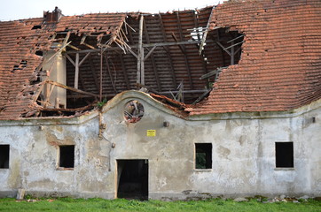 Dziura w dachu, zniszczone zabudowania zespołu pałacowego w Msciwojowie, Dolny Śląsk, Polska