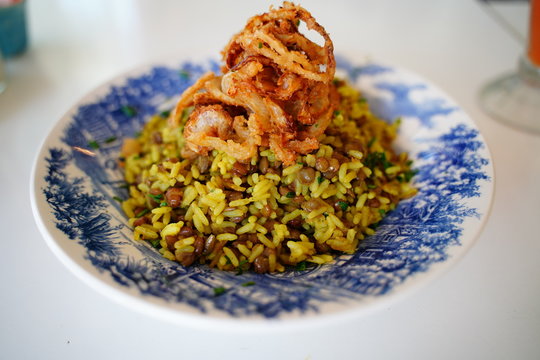 Comida Arabe Medio Oriente Mujaddara o Mejadra Arroz con lentejas y cebolla caramelizada crocante 