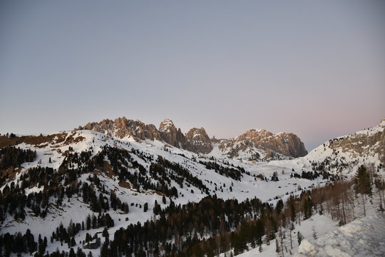 S&uuml;dtirol, Italien, Gr&ouml;dner Joch, Pass, Sellagruppe, Puezgruppe, Winter, Schnee, Eis, kalt, D&auml;mmerung, Abendd&auml;mmerung, Abendrot, Alpengl&uuml;hen, Cir, Gro&szlig;e Cirspitze, Geislergruppe, Fels, Stein, Urlaub, N