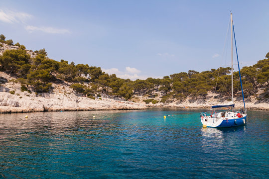 France, Provence-Alpes-Cote d'Azur, Bouches-du-Rhone, Calanque near Cassis, Sailing boat, Mediterranean Sea