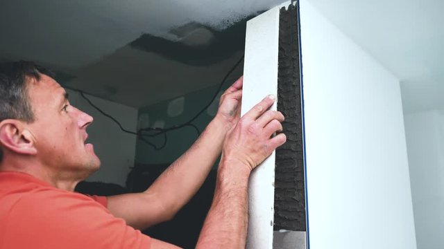  Fliesenleger bei der Arbeit, Renovierung eines Badezimmers 4k Video in zeitlupe