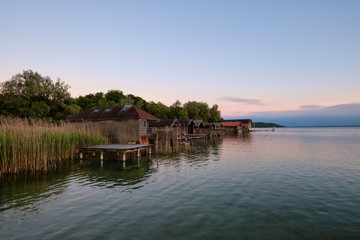 Obraz premium Starnberger See mit Bootshütten bei Sonnenuntergang