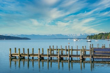 Starnberger See mit Bootsstegen und Alpenblick