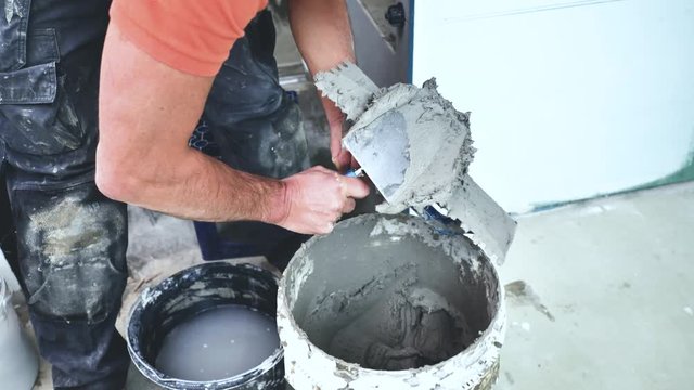  Fliesenleger bei der Arbeit, Renovierung eines Badezimmers 4k Video in zeitlupe