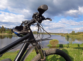 Fahrradfahren in der Natur. Mit dem Fahrrad an den See