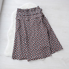 Falda midi estampada sobre fondo claro